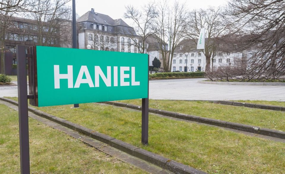 #2 Franz Haniel & Cie. GmbH Die beiden ältesten großen Familienunternehmen Deutschlands setzen sich zeitlich weit von der Konkurrenz ab. Die Franz Haniel & Cie. GmbH aus Duisburg führt ihre Anfänge ins Jahr 1756 zurück. Damals unterzeichnete Preußenkönig Friedrich II. höchstpersönlich die Urkunde, mit der der Zollbeseher Jan Willem Noot ein Grundstück in Erbpacht erwerben konnte. Aus dem kleinen Kolonialwarenhandel entwickelte sich ein Mischkonzern. Der befindet sich zu 100 Prozent in Familienbesitz. Der Index wies einen Umsatz von 3,8 Mrd. Dollar aus, was weltweit Platz 436 bedeutete.