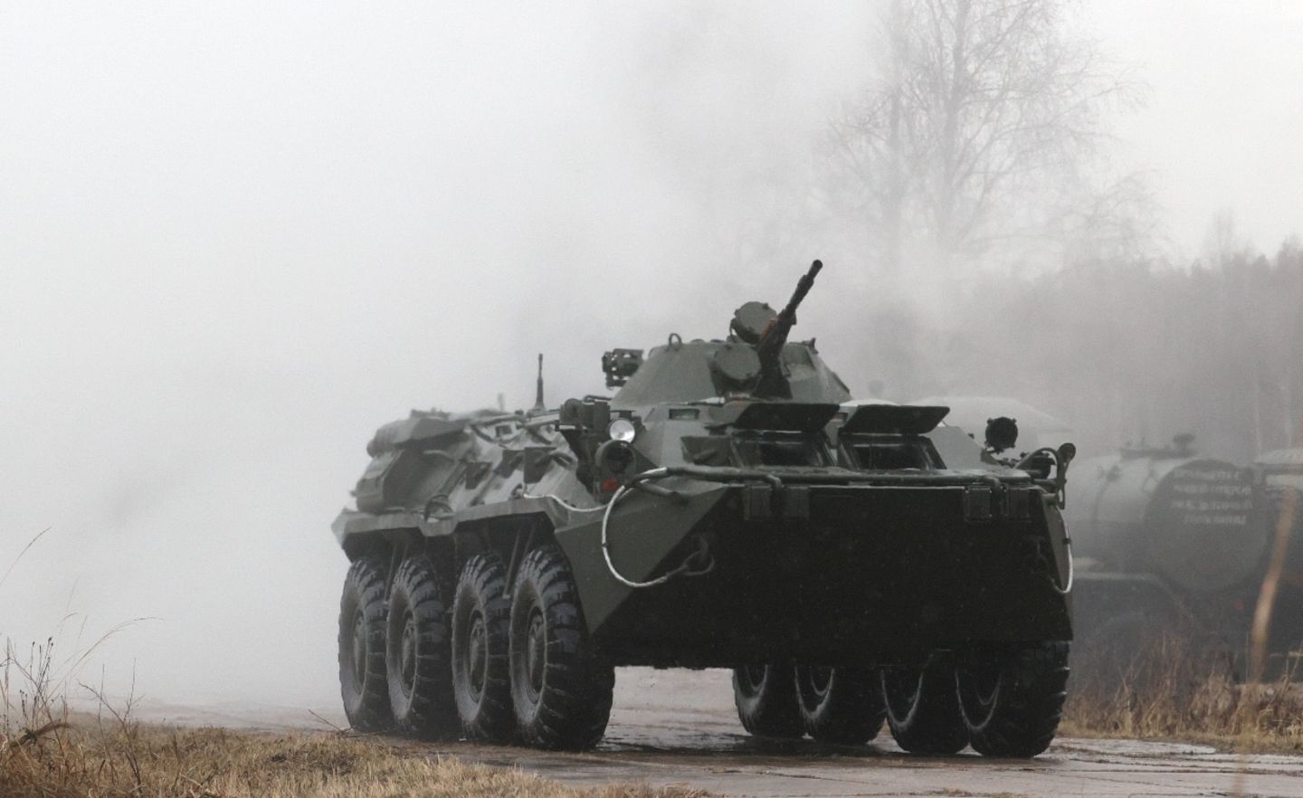 Ein gepanzerter Truppentransporter bei einer Militärübung in der Nähe von Moskau