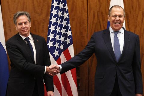 US-Außenminister Antony Blinken schaut verkniffen beim Handschlag mit seinem russischen Amtskollegen Sergej Lawrow am Freitag in Genf: Eine Lösung des Konflikts gab es nicht