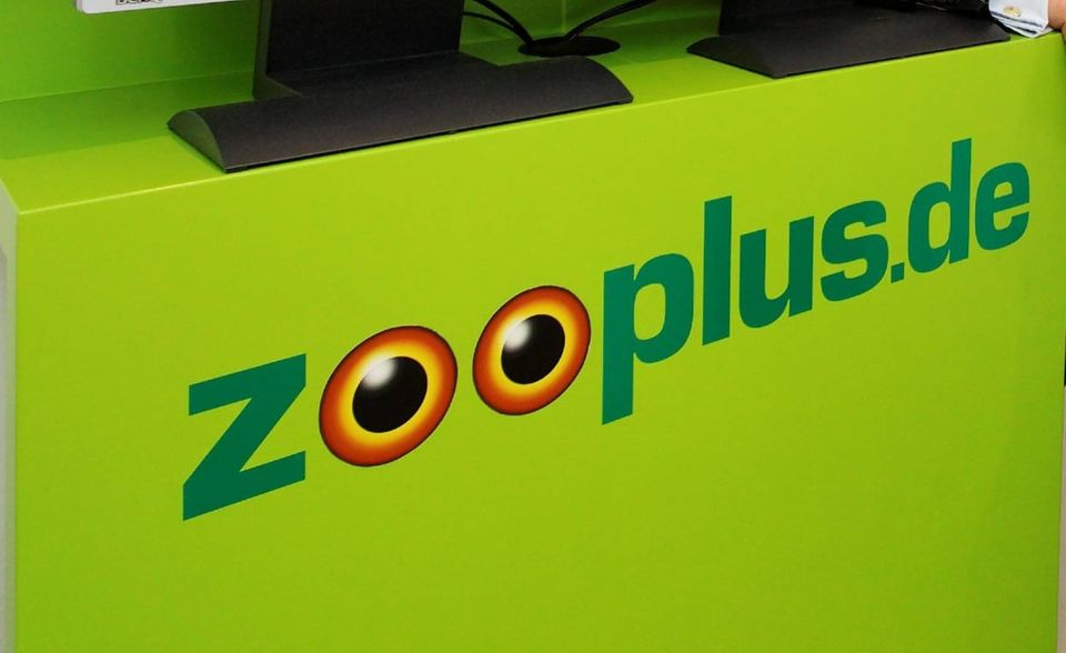 #8 Zooplus Um Zooplus entspann sich 2021 ein Bieterwettkampf. Im September erhöhte der Finanzinvestor Hellman & Friedman seine Offerte von 390 auf 460 Euro je Aktie. Das sorgte bei dem Onlinehändler für Tierbedarf für einen Kurssprung. Er wurde laut Oaklins Germany schließlich für 3,6 Mrd. Euro an Hellman & Friedman und den Mitinteressenten EQT Partners verkauft.