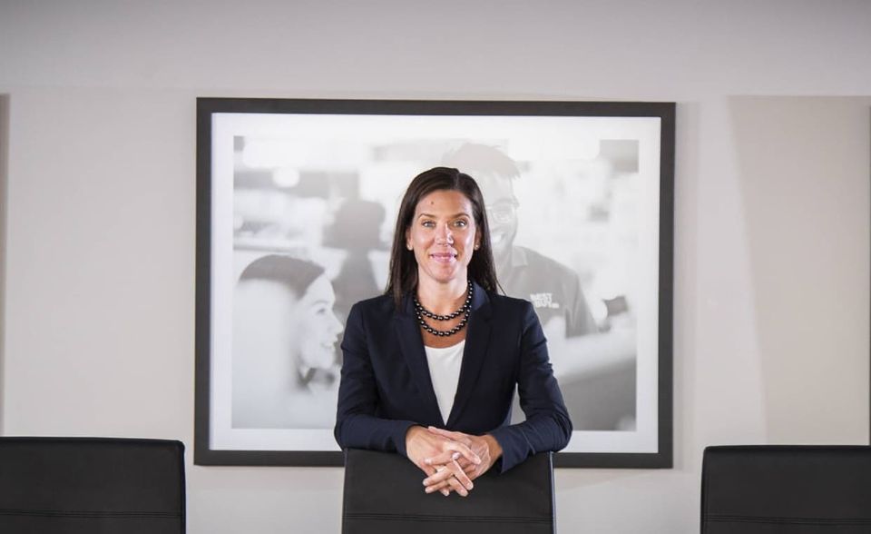 #10 Best Buy Corie Barry ist seit 2019 CEO von Best Buy. Die US-Elektronik-Handelskette erzielte zuletzt laut „Fortune“ unter ihrer Chefin einen Umsatz von 47,3 Milliarden Dollar. Das waren 8,3 Prozent mehr als im Vorjahr. Best Buy kletterte damit im Ranking 37 Plätze auf Rang 238. Das Ranking basiert auf den Umsätzen des Geschäftsjahres, das spätestens am 31. März 2021 endete.