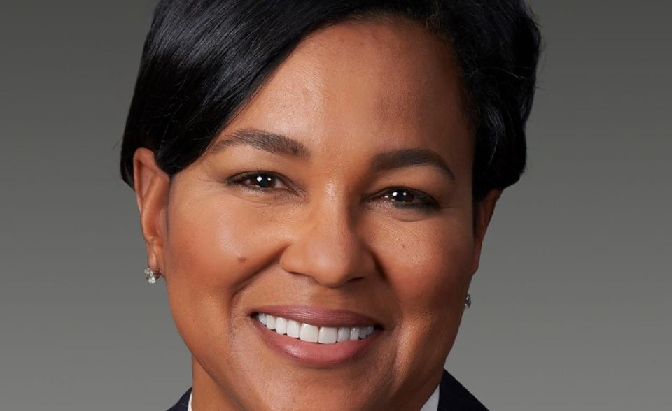 #3 Walgreens Boots Alliance 2021 war ein Jahr des Umbruchs für die größten Drogerie- und Apothekenketten der USA. Im März ernannte Walgreens Boots Alliance Rosalind „Roz“ Brewer zum neuen CEO. Sie hatte zuvor in Führungspositionen bei Walmart und Starbucks gearbeitet. Brewer ist neben Thasunda Brown Duckett vom Finanzdienstleister TIAA aktuell die einzige Afroamerikanerin unter den weiblichen CEOs in den „Fortune 500“. Ihr börsennotiertes Unternehmen kam mit einem Umsatz von 139,5 Mrd. Dollar (plus zwei Prozent) auf Platz 36, fünf Ränge höher als 2020.