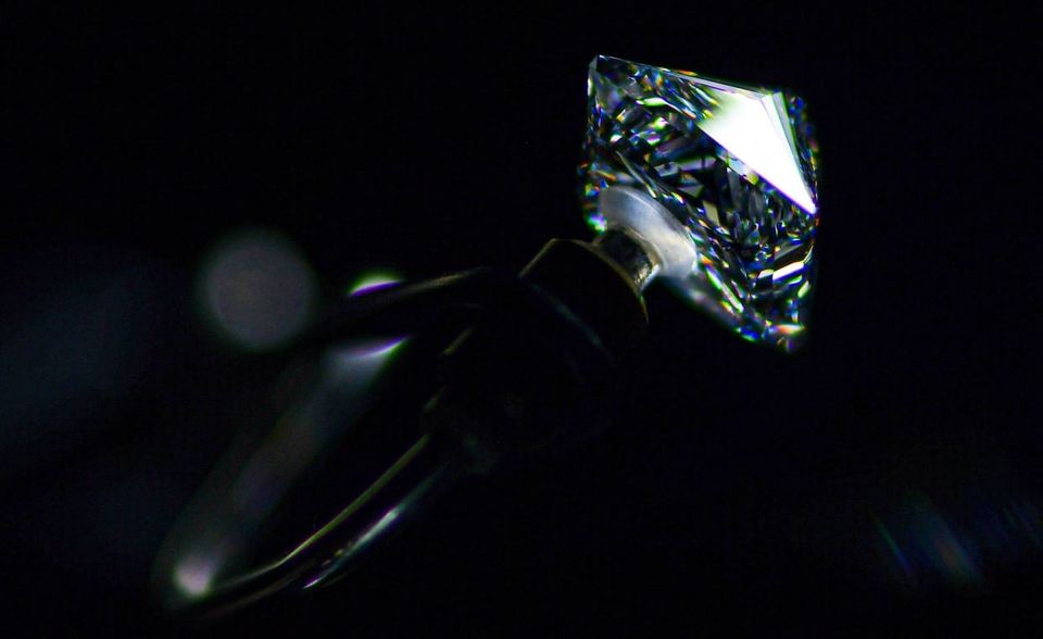 #3 Edelsteine und -metalle Ein im Freihafen von Wladiwostock geschnittener und geschliffener Diamant. Russland nimmt bei Edelsteinen und Metallen mit einem Exportvolumen von 30 Mrd. Dollar im Jahr 2020 international Platz sechs ein. Davon entfielen nach Branchenangaben etwa 3,7 Mrd. Dollar auf Rohdiamanten (2018). Für sie ist Russland mit einem Weltmarktanteil von knapp 30 Prozent zwar erstes Förderland, aber nur viertgrößter Lieferant – nach Belgien, den Vereinigten Arabischen Emiraten und Botswana. Auch bei Gold- und Silbererzen liegt Russland als Förderer (nach China und Australien) auf Platz drei und vier, rangiert aber nicht unter den Top-5- Exportländern. Bei Aluminium erzielte Russland einen Exportwert von knapp 5,5 Mrd. Dollar und liegt damit auf Platz sechs der von China und Deutschland angeführten Exportliga.