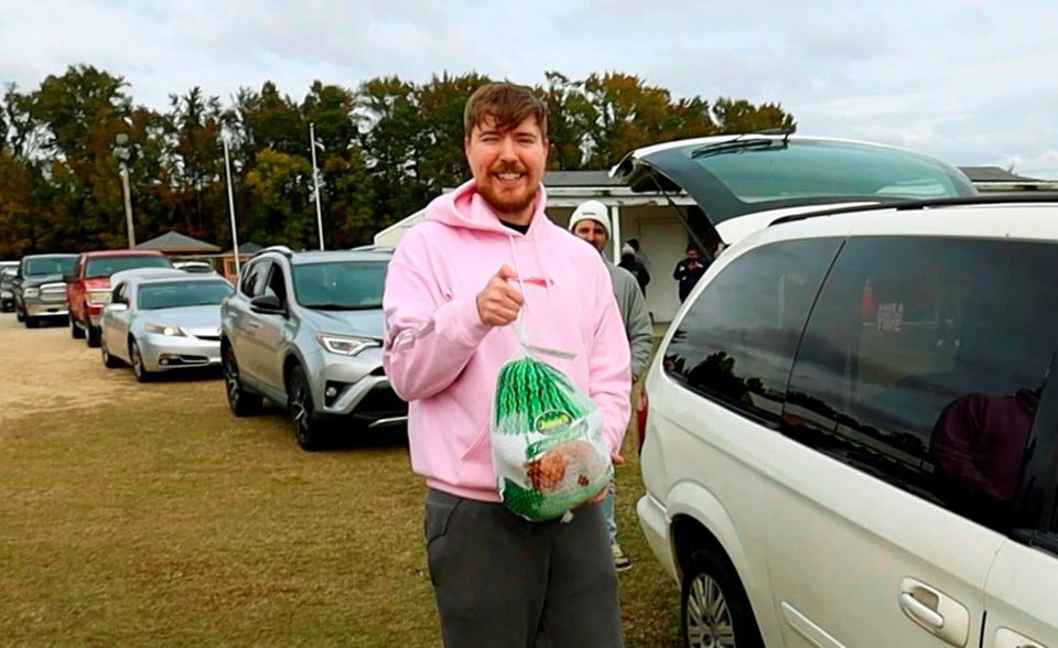 #1 MrBeast MrBeast alias Jimmy Donaldson wurde von „Forbes“ mit einem Einkommen von 54 Mio. Dollar zum bestbezahlten Youtuber 2021 gekürt. Dafür sorgte zum einen der Corona-Boom auf der Plattform selbst. Die Videos des US-Amerikaners wurden demnach im vergangenen Jahr zehn Milliarden Mal angeschaut, doppelt so oft wie ein Jahr zuvor. Dass MrBeast sein Einkommen den Angaben zufolge ebenfalls nahezu verdoppeln konnte, lag auch an dem Erfolg der Liefer-App MrBeast Burger. Über sie sollen bislang fünf Millionen Hamburger verkauft worden sein. Youtubes Nummer 1 gehörte laut "Forbes" zu den 40 bestbezahlten Celebrities des Jahres überhaupt. MrBeast soll sogar große Namen wie Billie Eilish und Kim Kardashian in den Schatten gestellt haben.