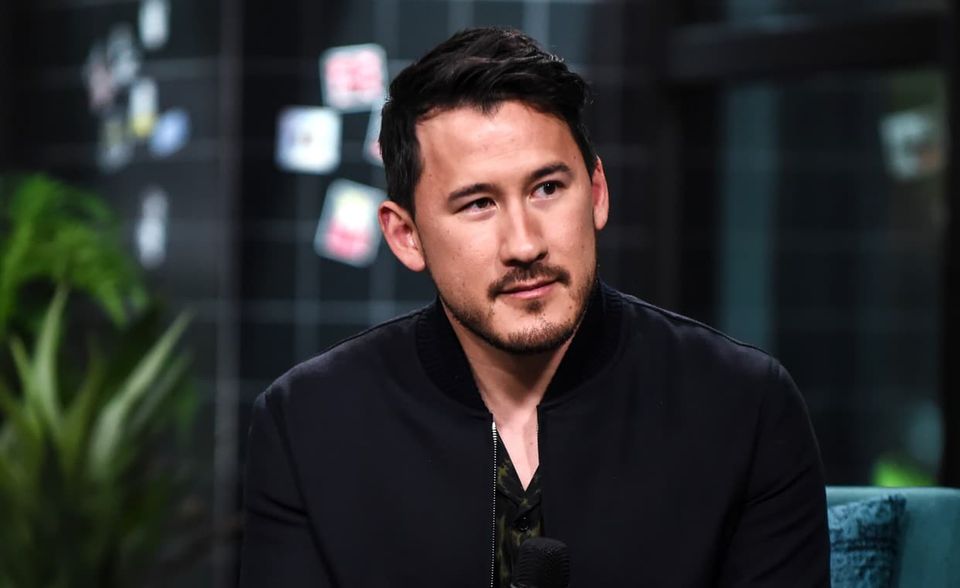 #3 Markiplier Markiplier gehört zu den Urgesteinen unter den Youtube-Größen. Der US-Amerikaner Mark Fischbach, Sohn eines Deutschen, startete seinen Kanal 2012. Er wurde mit dem Filmen seiner Videospiel-Sitzungen ein Star. Wenige Youtuber können laut „Forbes“ solche Mengen Merchandising umsetzen wie Markiplier. Dieses Geschäftsfeld war dem Bericht zufolge der Hauptgrund, warum er sein Einkommen 2021 mit 38 Mio. Dollar fast verdoppeln konnte.