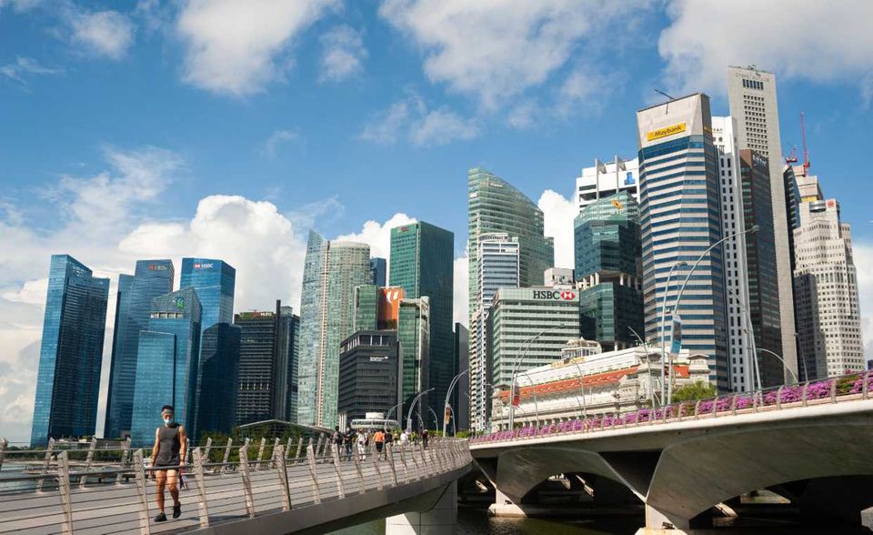 Ganz anders in Singapur. Es überzeugte ausländische Gäste zuletzt vor allem mit der Lebensqualität (Platz drei) und hier insbesondere mit der Sicherheitslage. Expats fanden es zudem leicht, sich hier einzuleben. Sehr hohe Lebenshaltungskosten trübten jedoch die Freude. Zwei von drei befragten Expats in Singapur bezeichneten Wohnungen als unbezahlbar. Weltweit sagten dies 39 Prozent der Studienteilnehmer. Beim Arbeitsleben schnitt das Finanzzentrum mit Platz 37 ebenfalls unterdurchschnittlich ab. In puncto Work-Life-Balance kam Singapur sogar unter die zehn schlechtesten Städte (Platz 51).