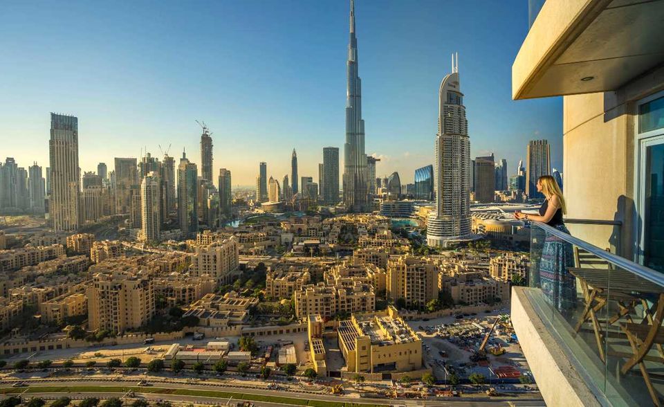 2020 hatte sich Dubai im Expat City Ranking noch hinter der Hauptstadt der Vereinigten Arabischen Emirate, Abu Dhabi, einreihen müssen. 2021 aber zog das Wirtschaftszentrum mit dem Sprung von Platz 20 auf Rang drei an dem lokalen Konkurrenten vorbei. Die beste Einzelwertung erzielte Dubai bei der Eingewöhnung, wo es für Platz sechs reichte. „Es ist diejenige Stadt weltweit, wo das Leben als Expat, ohne die  Landessprache zu sprechen, am einfachsten ist“, teilte InterNations mit. Die Befragten empfanden die Bevölkerung als meist freundlich und fühlten sich sicher. Bei der Sicherheit der Arbeitsplätze landete Dubai jedoch nur auf Platz 51. Rang 49 wurde es auch aufgrund hoher Lebenshaltungskosten in der Kategorie „Finanzen“.