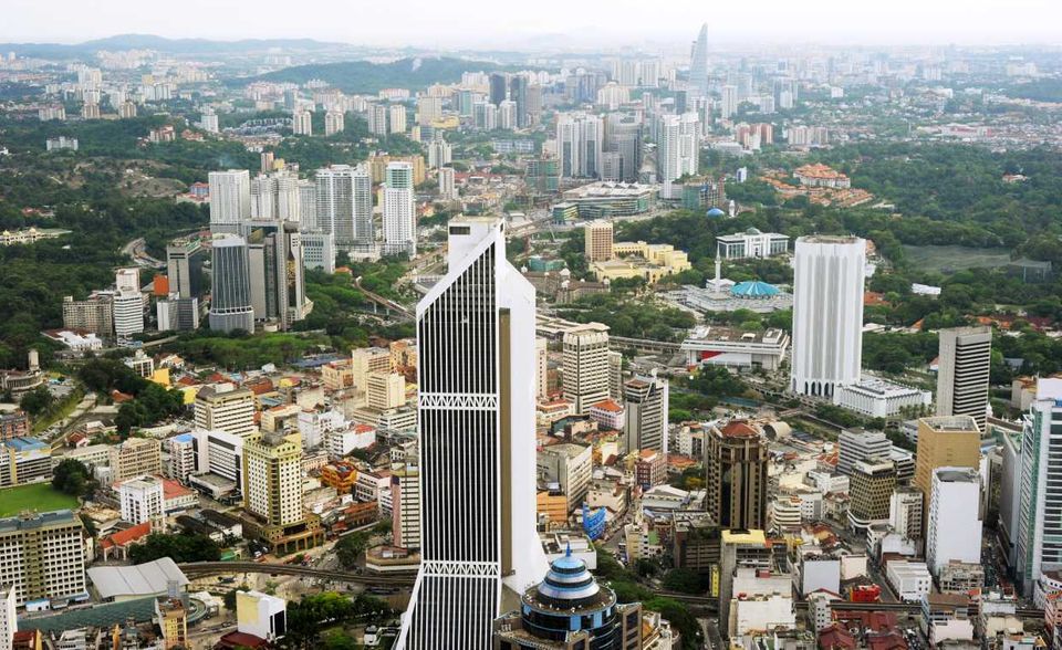 Die neue Nummer eins im Expat City Index ist Kuala Lumpur. Die Hauptstadt Malaysias schob sich von Rang acht auf die Spitzenposition empor. Nirgendwo fiel es laut der Analyse Expats einfacher sich einzugewöhnen. „Ich liebe das kulturell diverse Umfeld in Kuala Lumpur und wie freundlich hier alle sind“, freute sich ein Befragter aus den USA. Niedrige Lebenshaltungskosten und leicht zu findende Wohnungen sorgten auch im Index „Finanzen & Wohnen“ für Platz eins. Das Gesamturteil fiel allerdings durchaus gespalten aus. Im Index zur Lebensqualität kam Kuala Lumpur nur auf Platz 41. Das Arbeitsleben schnitt auf Rang 30 leicht unterdurchschnittlich ab.