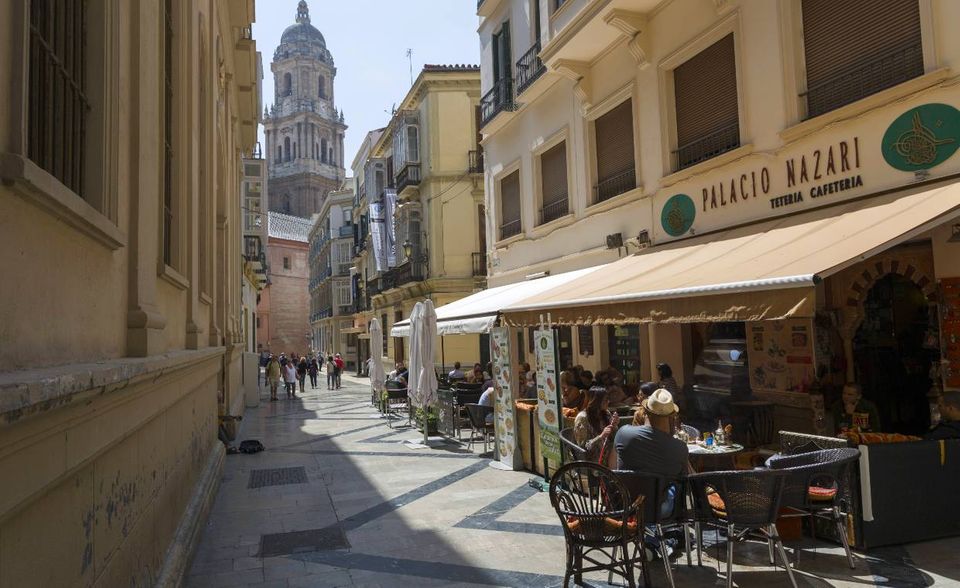 Gleich vier spanische Städte hatten 2020 das Städte-Ranking dominiert. Spitzenreiter Valencia und die Nummer zwei, Alicante, fielen 2021 jedoch aus den Top 10 heraus. Das machte den Weg frei für Málaga als Spitzenreiterin in Europa. Sie verbesserte sich vom sechsten auf den zweiten Platz. „Die beste Stadt, um Freunde zu finden und soziale Kontakte zu pflegen“, urteilte InterNations. Rang eins bei den Lebenshaltungskosten und bezahlbarer Wohnraum trugen neben dem Klima ebenfalls zu dem Aufstieg bei. Wer hier aber auf die große Karriere hofft, wird womöglich enttäuscht. Die Kategorie „Arbeitsleben“ trübte mit Platz 51 das Gesamtbild.