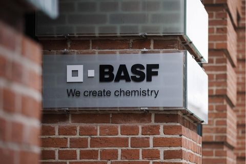 Der Schriftzug des Unternehmens BASF an deren Standort in Berlin