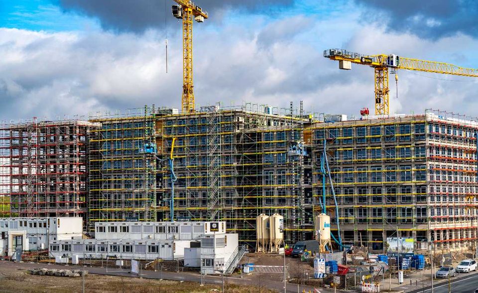 #7 Baugewerbe Destatis hat in der Übersicht zum BIP 2021 die konjunkturelle Entwicklung in sieben Wirtschaftszweigen näher beleuchtet. Das Baugewerbe war die einzige dieser Branchen, in der die Wirtschaftsleistung unter dem Niveau des ersten Krisenjahres lag. Die Statistiker verzeichneten ein leichtes Minus von 0,4 Prozent. Dennoch stand das Baugewerbe insgesamt besser da als die meisten andere Branchen. Es war nämlich als einziger der aufgeführten Wirtschaftszweige 2020 gewachsen und zwar deutlich um 3,8 Prozent. So konnte das Baugewerbe seine Wirtschaftsleistung im Vergleich zu 2019 vor Ausbruch der Krise sogar merklich steigern. Leicht im Plus lag das Baugewerbe 2021 der Statistik zufolge bei der Zahl der Beschäftigten (plus 1,2 Prozent). „Die Bauinvestitionen legten im Jahr 2021 aufgrund von Engpässen bei Arbeitskräften und Material nur noch um 0,5 Prozent zu, nachdem sie zuvor fünf Jahre in Folge stärker gewachsen waren“, hieß es.