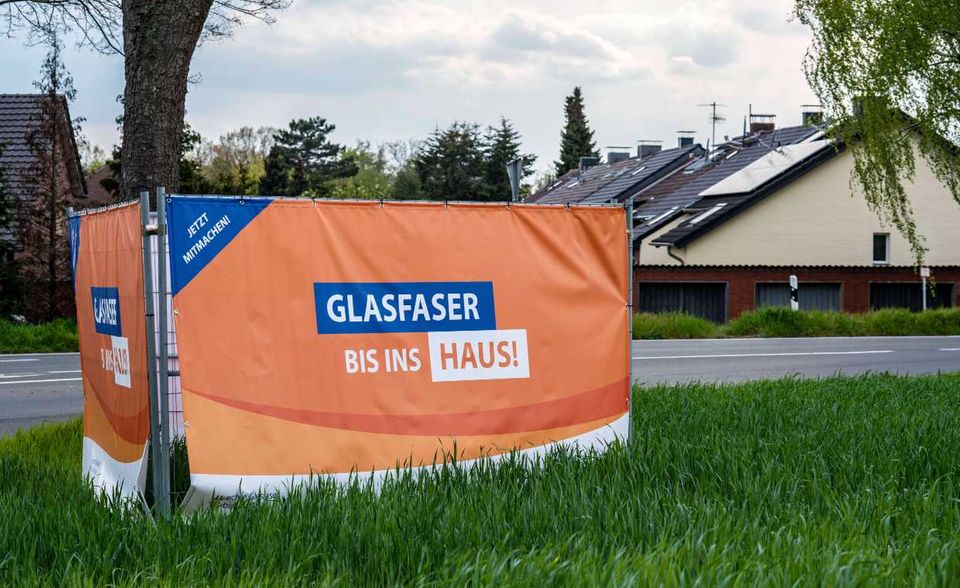 #3 Information und Kommunikation Die Informations- und Kommunikationsbranche hatte 2020 – abgesehen vom wachsenden Baugewerbe – mit minus 1,0 Prozent den geringsten Rückgang unter den sieben Wirtschaftszweigen verzeichnet. Das BIP stieg 2021 um 3,3 Prozent, die Zahl der Beschäftigten um 2,4 Prozent. Die Branche gehörte zu den Pandemiegewinnern. Sie steigerte ihre Wirtschaftsleistung 2021 im Vergleich zu 2019 deutlich.