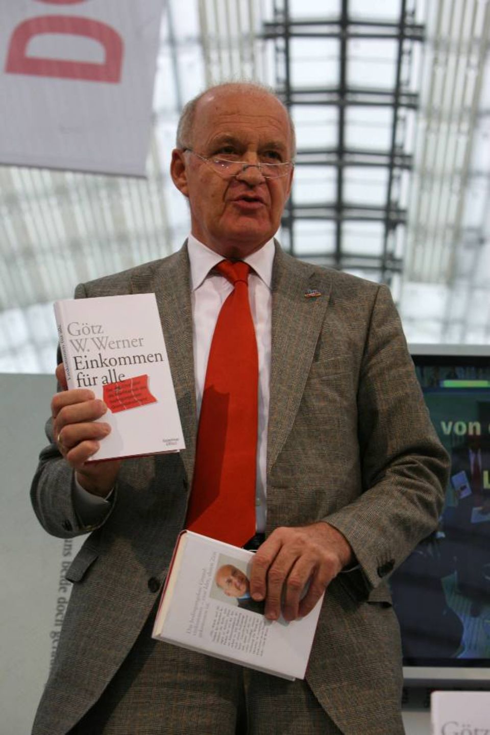 2007 stellte Werner sein Buch "Einkommen für alle" vor