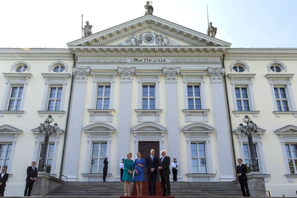 Roman Herzog war bislang tatsächlich der einzige Bundespräsident, der in Schloss Bellevue im Herzen von Berlin gewohnt hat (von 1994 bis 1999). „Seit Johannes Rau wohnen die Bundespräsidenten in einem Haus am Stadtrand von Berlin“, informiert das Bundespräsidialamt. „Schloss Bellevue wurde mit dem Amtswechsel von Bundespräsident Rau zu Bundespräsident Köhler umgebaut. In der früheren Wohnung befinden sich heute Büros und Besprechungsräume.“ Anders als bei Queen Elizabeth II. weht die Standarte auf Schloss Bellevue grundsätzlich, solange sich das Staatsoberhaupt in Deutschland aufhält. Einzige Ausnahme: Der Bundespräsident weilt an seinem Bonner Amtssitz, der Villa Hammerschmidt, oder schlägt andernorts im Land seine offizielle Residenz auf. Wer das Schloss Bellevue besichtigen möchte, sollte den Angaben zufolge eine Wartezeit von gut neun Monaten einplanen. Die Führungen werden von Mitarbeitern des Bundespräsidialamts durchgeführt.