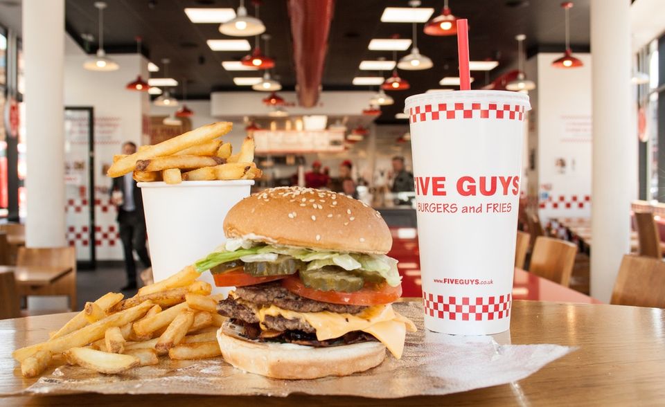 Gastronomie: Ein Burger von Five Guys: Kundinnen und Kunden können sich ihren Wunschburger zusammenstellen Ein Burger von Five Guys: Kundinnen und Kunden können sich ihren Wunschburger zusammenstellen