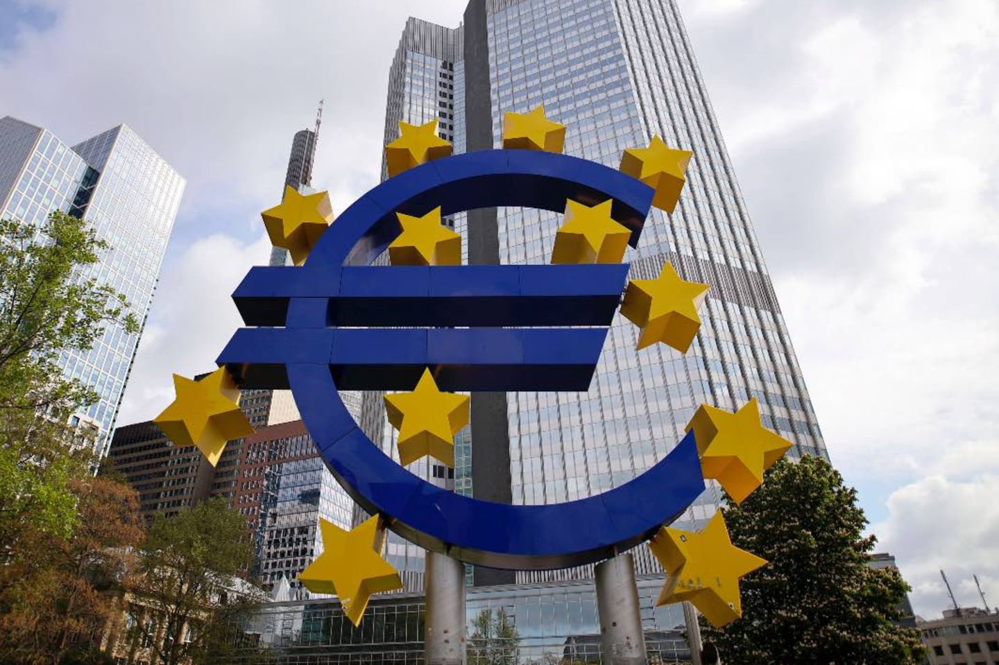Euro-Skulptur vor dem Eurotower in Frankfurt
