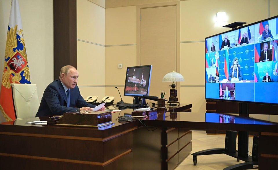 Briefing: Russlands Präsident Wladimir Putin in einer Videokonferenz mit dem Sicherheitsrat. Russlands Präsident Wladimir Putin in einer Videokonferenz mit dem Sicherheitsrat.