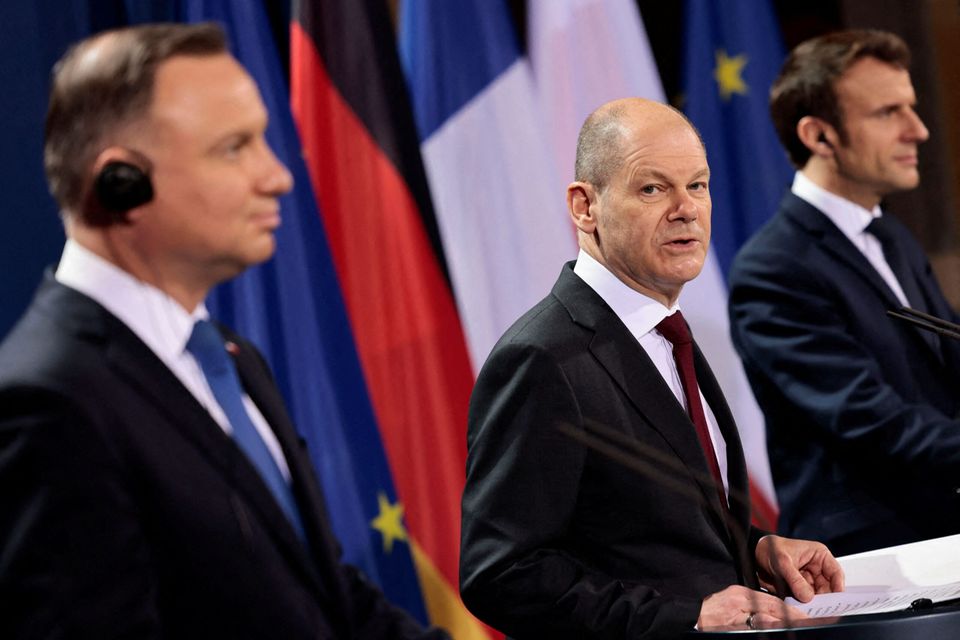 Bundeskanzler Olaf Scholz (Mitte) bei einer Pressekonferenz mit Frankreichs Präsident Emmanuel Macron (rechts) und Polens Präsident Andrzej Duda