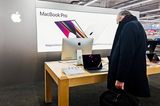 Das wertvollste börsennotierte Unternehmen der Welt kam bei den größten Computerherstellern laut Gartner auf Platz vier. Die Marktforscher attestierten Apple in diesem Segment ein Plus von 18,1 Prozent auf knapp 26,0 Millionen Geräte. iPads wurden dabei nicht mitgezählt. Die Analyse beschränkte sich auf Desktop-Computer, Laptops oder 2-in-1-Geräte wie Microsoft Surface. Apples Marktanteil stieg den Angaben zufolge hier von 7,1 auf 7,6 Prozent. Der Hersteller aus Cupertino hatte 2021 unter anderem neue bunte iMacs vorgestellt.