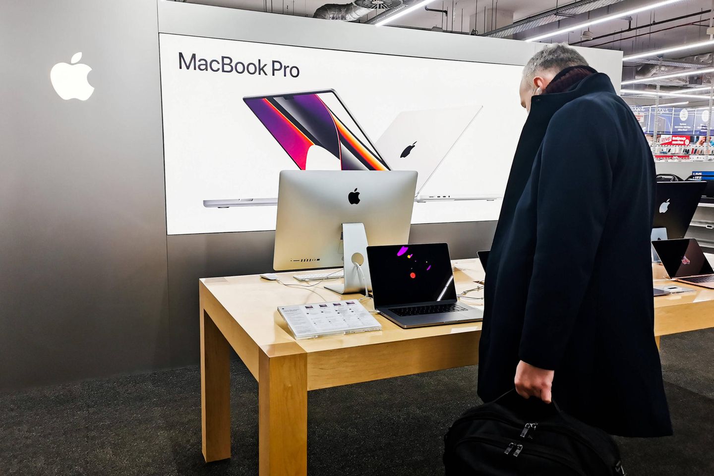 Das wertvollste börsennotierte Unternehmen der Welt kam bei den größten Computerherstellern laut Gartner auf Platz vier. Die Marktforscher attestierten Apple in diesem Segment ein Plus von 18,1 Prozent auf knapp 26,0 Millionen Geräte. iPads wurden dabei nicht mitgezählt. Die Analyse beschränkte sich auf Desktop-Computer, Laptops oder 2-in-1-Geräte wie Microsoft Surface. Apples Marktanteil stieg den Angaben zufolge hier von 7,1 auf 7,6 Prozent. Der Hersteller aus Cupertino hatte 2021 unter anderem neue bunte iMacs vorgestellt.