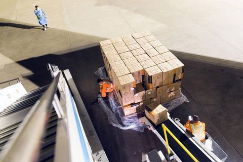 Um den enormen Bedarf an Atemschutzmasken zu decken, führte Lufthansa sogenannte Prachterflüge durch. Dabei handelt es sich um Passagiermaschinen, in denen ausschließlich Luftfracht transportiert wird. In diesem Fall Atemschutzmasken
