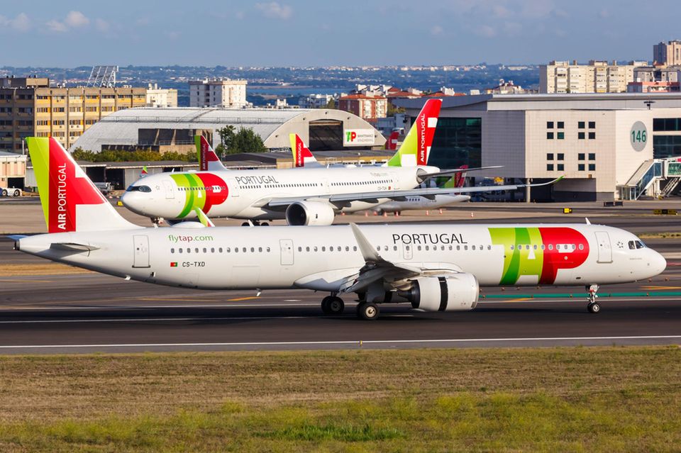 Ein A321neo der portugiesischen Fluggesellschaft TAP am Flughafen Lissabon