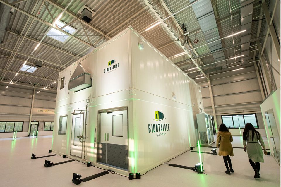 Ein aus mehreren Containern zusammengesetzter „Biontainer“ steht in einer Produktionshalle von Biontech in Marburg. Die Container in Modul-Bauweise sollen in Zukunft in Afrika eingesetzt werden, um dort vor Ort mRNA-Impfstoffe zu produzieren