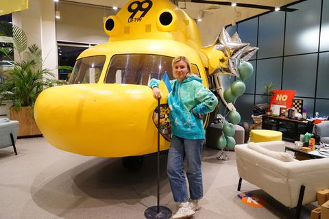 Tanya Tchaikovska vor einem gelben Hubschrauber