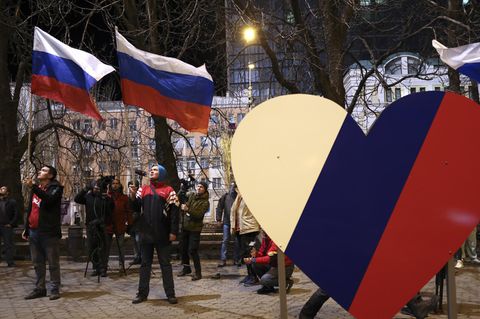 Einwohner von Donezk feiern die Anerkennung der Unabhängigkeit ihres Gebietes durch Russlands Präsident Putin