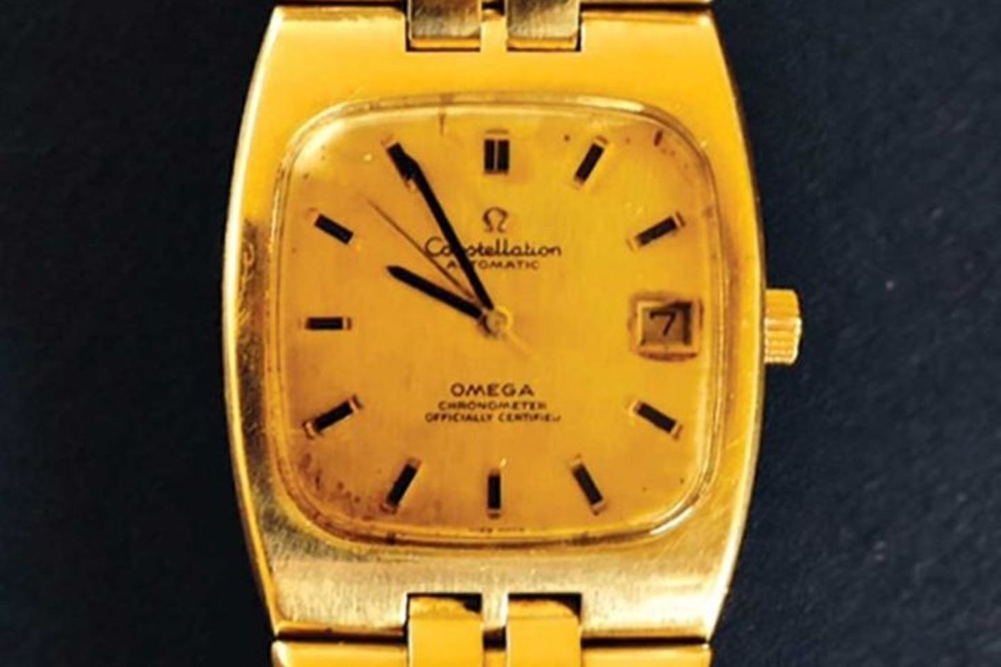 Im Jahr 1970 hat Taylor ihrem zweimaligen Mann die goldene Uhr geschenkt, anlässlich der Titelverleihung des „Commander of the Order of the British Empire“ durch Königin Elizabeth. Das Paar ist für seine Extravaganz bekannt gewesen und Taylor hat begeistert Uhren gesammelt. Die Omega Constellation hat ein quadratisches Ziffernblatt. Sowohl das Gehäuse als auch das Armband bestehen aus 18 karätigem Gelbgold. Ebenfalls bei einer Auktion versteigert, erzielte die Uhr einen im Jahr 2015 einen Preis von über 10.000 Euro.