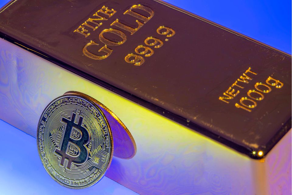 Gold und Bitcoin: Beide haben den Ruf, in Krisenzeiten abzusichern.