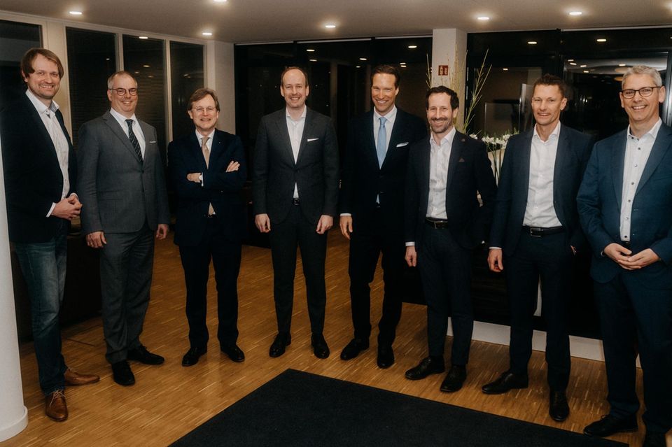 Nach dem Deal: Virtual-Solution-Mehrheitseigentümer von Rintelen (4.v.r.), links neben ihm Martin Wibbe, CEO der Materna-Gruppe