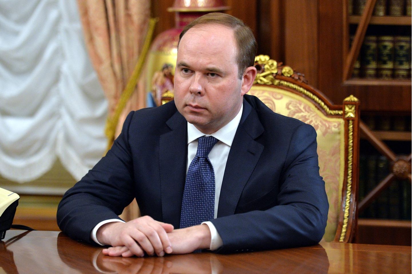 Anton Waino steht auf der EU-Sanktionsliste, weil er dem engsten Umfeld Putins angehört. Waino ist  seit einigen Jahren Putins Stabschef. Er stieg vom Protokollchef im Kreml zum mächtigen Leiter der Präsidialverwaltung auf, eine Beförderung, die als Zeichen gewertet wurde, dass Putin sich nur noch mit loyalen Claqueuren umgeben wollte. Waino soll auch zu den Freunden Putins gehören, die nach Recherchen zu den Pandora Papers 2021 Vermögen ungeklärter Herkunft anonym in Steueroasen angelegt haben sollen. Der Kreml wies die Behauptungen als „ohne Grundlage“ zurück.