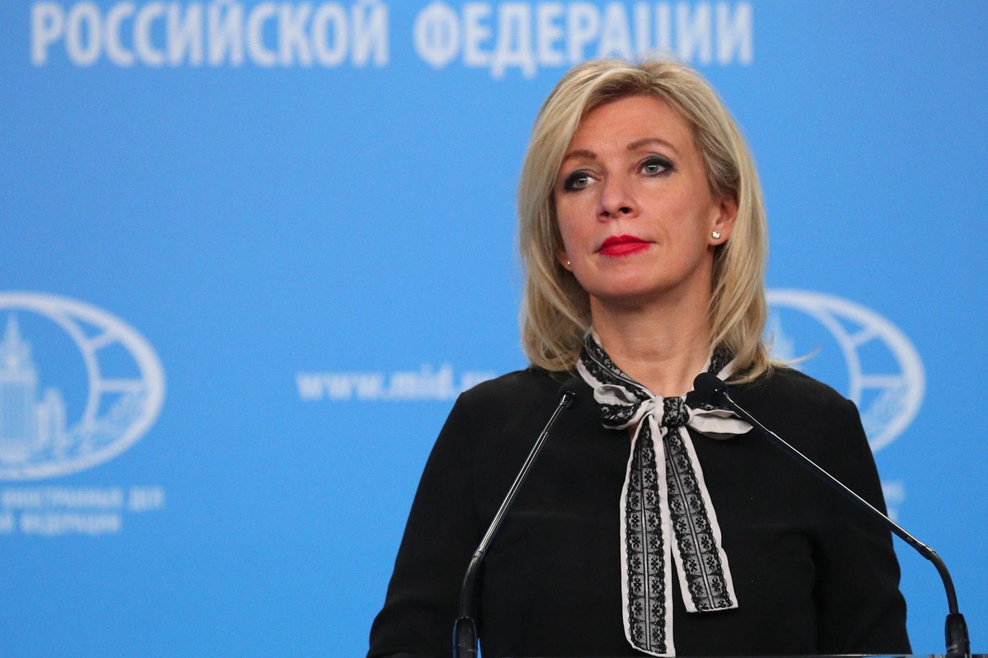 Die Pressesprecherin des russischen Außenministeriums Maria Sacharowa ist mehr als das: eine der führenden Stimmen russischer Propaganda, die zum Beispiel in den vergangenen Wochen Behauptungen über den angeblichen Völkermord an Angehörigen der russischen Minderheit in den ukrainischen Provinzen Luhansk und Donezk propagiert hat.