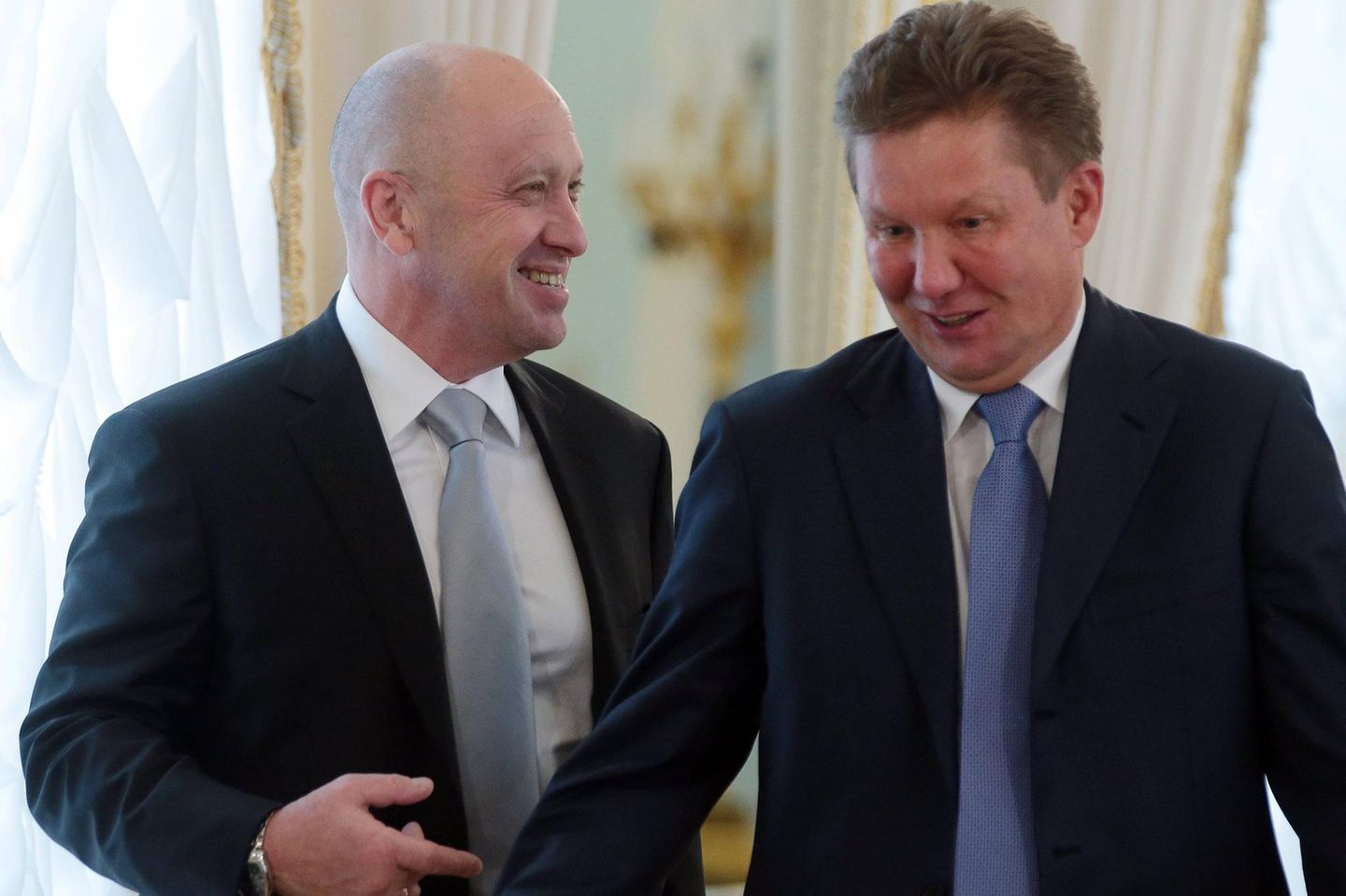Mit einem Gastronomie- und Catering-Geschäft namens „Konkord“ fing Jewgenij Prigoschin (links) in Sankt Petersburg an. Sein Spitznahme „Putins Koch“ geht auf sein Restaurant im Gebäude des russischen Parlaments zurück. Auf die Sanktionsliste der EU gelangte der Putin-Vertraute als Unterstützer des Regimes: Er gilt als führender Kopf der berüchtigten russischen Söldnergruppe Wagner, die als private russische Schattenarmee in Nahost, Libyen und Subsahara-Afrika im Einsatz ist. Außerdem soll er die russische Trollfabrik „Internet Research Agency“ finanzieren. Sie soll versucht haben, in den USA während des Wahlkampfs um das Weiße Haus 2016 die Öffentlichkeit zu beeinflussen.
