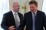 Mit einem Gastronomie- und Catering-Geschäft namens „Konkord“ fing Jewgenij Prigoschin (links) in Sankt Petersburg an. Sein Spitznahme „Putins Koch“ geht auf sein Restaurant im Gebäude des russischen Parlaments zurück. Auf die Sanktionsliste der EU gelangte der Putin-Vertraute als Unterstützer des Regimes: Er gilt als führender Kopf der berüchtigten russischen Söldnergruppe Wagner, die als private russische Schattenarmee in Nahost, Libyen und Subsahara-Afrika im Einsatz ist. Außerdem soll er die russische Trollfabrik „Internet Research Agency“ finanzieren. Sie soll versucht haben, in den USA während des Wahlkampfs um das Weiße Haus 2016 die Öffentlichkeit zu beeinflussen.
