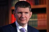 Auf ihre Liste nahm die EU auch einige von Putins Ministern, darunter Wirtschaftsminister Maxim Reschetnikow (Foto) und Vizepremier Dimitri Grigorenko. Sie sind zugleich Mitglieder der Führungsetage der staatlichen VTB-Bank, die selbst bislang noch nicht sanktioniert ist. Als stellvertretender Präsident der Bank taucht auch Denis Bortnikow auf, der Sohn von Alexander Wassiljewitsch Bortnikow, Chef des russischen Geheimdienstes FSB. Der Vater soll mit Putin vor rund 50 Jahren für den KGB gearbeitet haben. Auch Verteidigungsminister Sergej Schoigu wird sanktioniert.