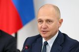 Auch in der Familie Kirijenko sind gleich zwei Mitglieder auf der einer Sanktionsliste gelandet, diesmal auf der amerikanischen. Sergej Kirijenko (Foto) ist stellvertretender Stabschef der russischen Präsidialverwaltung und war 1998 kurzzeitig – für insgesamt vier Monate – russischer Ministerpräsident. Sein Sohn, Wladimir Kirijenko, ist Chef eines der erfolgreichsten russischen Internet-Unternehmen, zu dem auch eines der größten sozialen Netzwerke des Landes gehört.