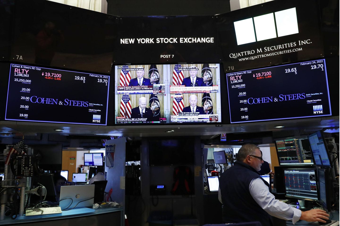 Börsenhändler in New York am Donnerstag – im Hintergrund läuft eine Ansprache von Präsident Biden