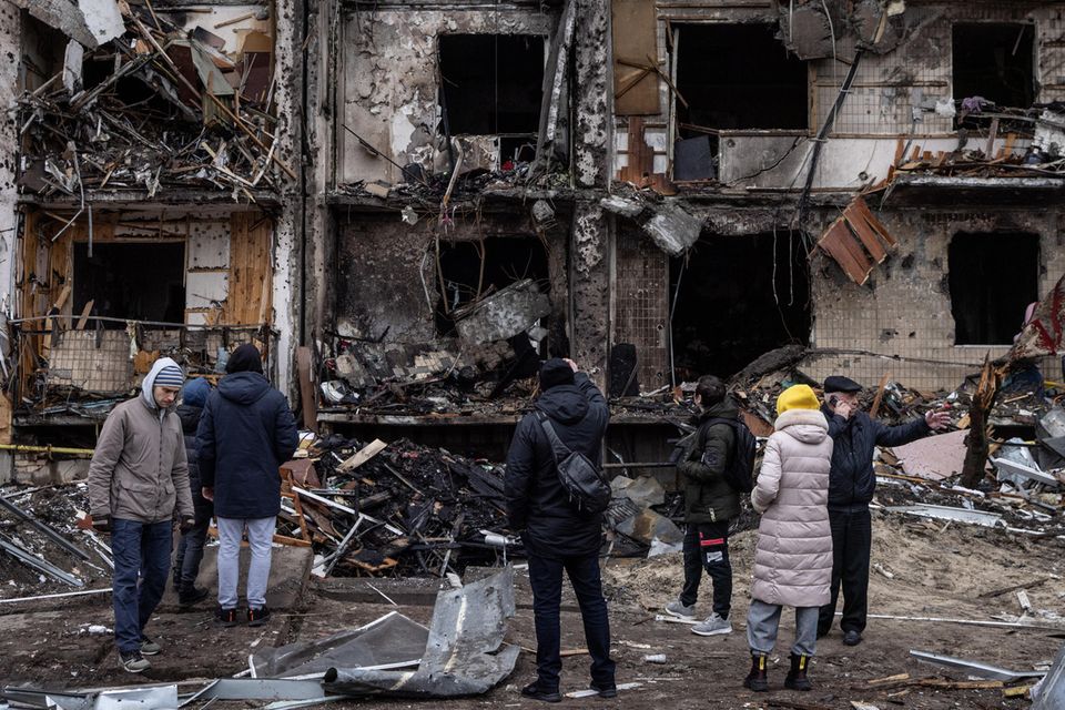 Der Krieg trifft auch die Zivilbevölkerung: In Kiew wurde bei einem Angriff ein Wohnhaus zerstört