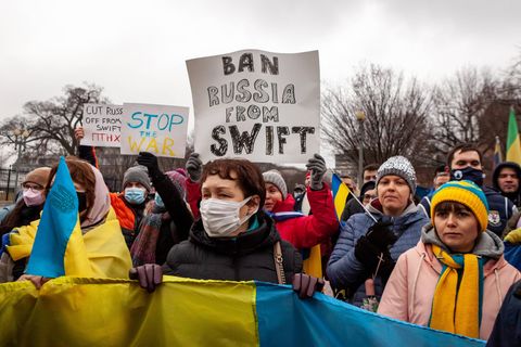 Nach dem Einmarsch russischer Truppen in die Ukraine fordern Demonstranten in Washington den Ausschluss Russlands aus dem Swift-System