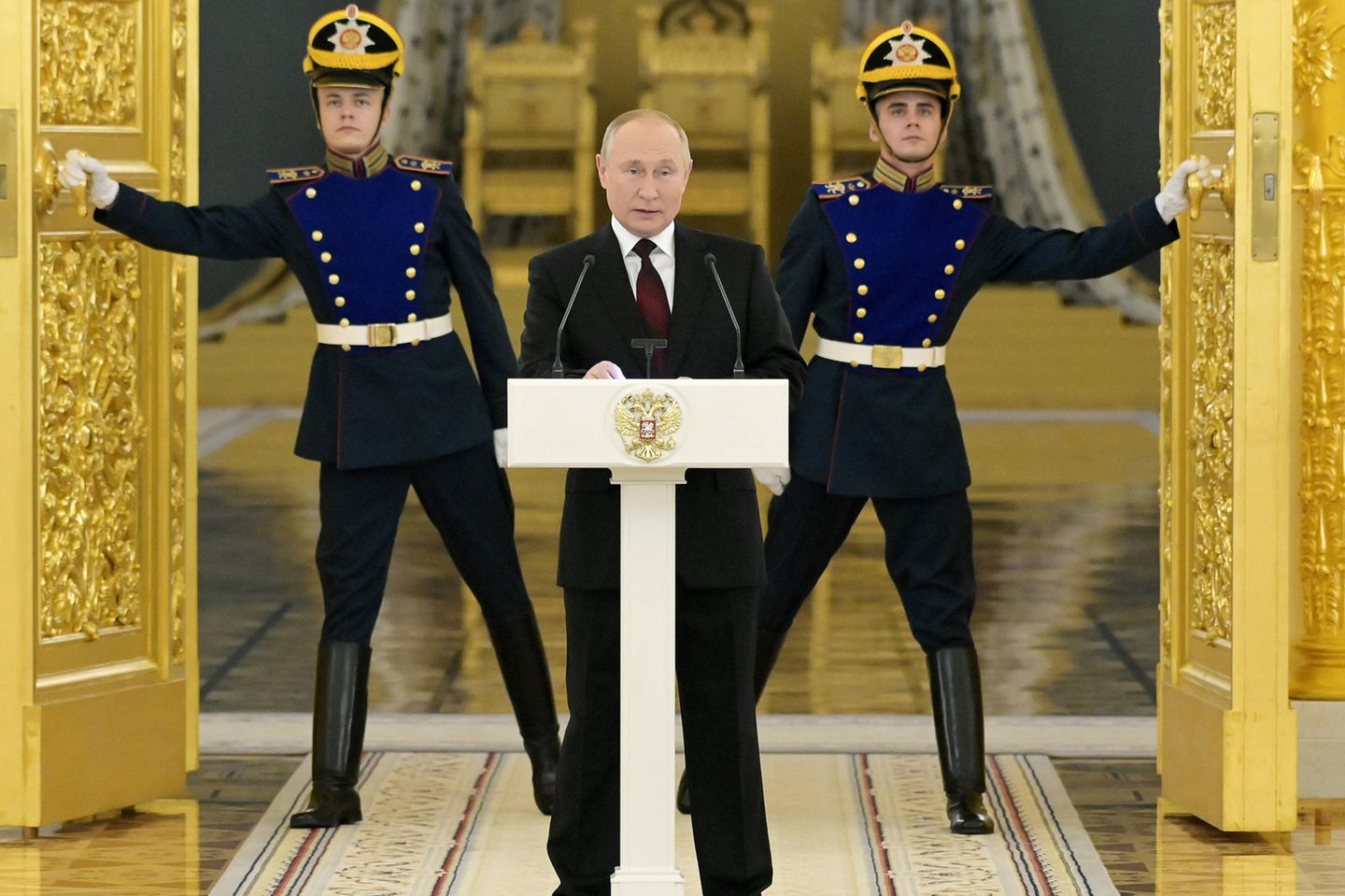 Wladimir Putin hält eine Rede vor Botschaftern im Kreml. Der russische Präsident demonstriert gern Stärke, doch die Wirtschaft des Landes ist verwundbar