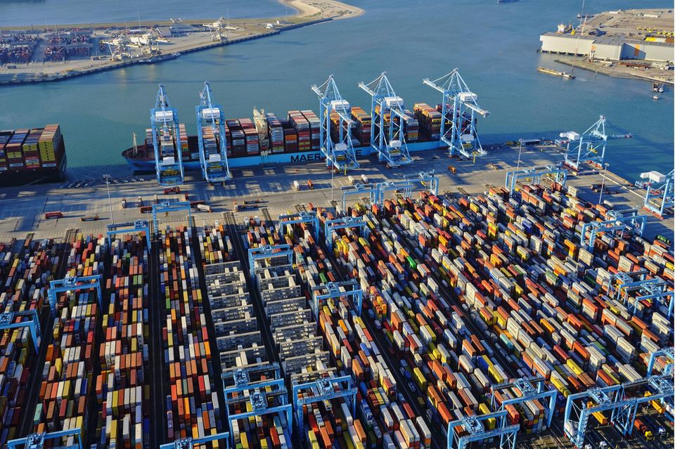Laut der Statistik des Hamburger Hafens für 2020 war Rotterdam der einzige Containerhafen außerhalb Asiens, der im ersten Jahr der Pandemie noch in der globalen Spitzengruppe mitspielen konnte. Dort wurden den Angaben zufolge 2020 rund 14,3 Millionen Tonnen an Gütern umgeschlagen. Im Vorjahr waren es 14,8 Millionen Tonnen gewesen. Rotterdam gehörte damit zur Mehrzahl der Häfen dieser Rangliste, die 2020 ein Minus verbuchen mussten. Das europäische Logistikzentrum lag in der Statistik vor Dubai.