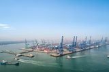 Die Containerhäfen-Riesen auf dem chinesischen Festland verzeichneten hingegen ein deutliches Plus. Tianjin kletterte von 17,3 auf 18,4 Millionen Tonnen und zog damit an Hongkong vorbei. Die 15-Millionen-Metropole liegt rund 115 Kilometer von Peking entfernt.