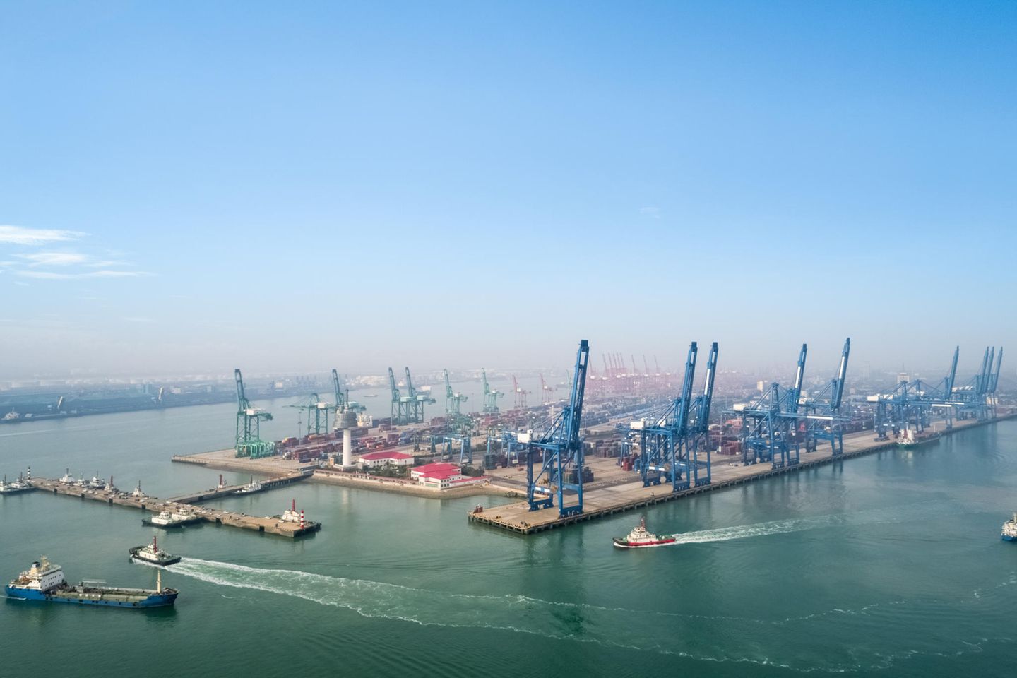 Die Containerhäfen-Riesen auf dem chinesischen Festland verzeichneten hingegen ein deutliches Plus. Tianjin kletterte von 17,3 auf 18,4 Millionen Tonnen und zog damit an Hongkong vorbei. Die 15-Millionen-Metropole liegt rund 115 Kilometer von Peking entfernt.