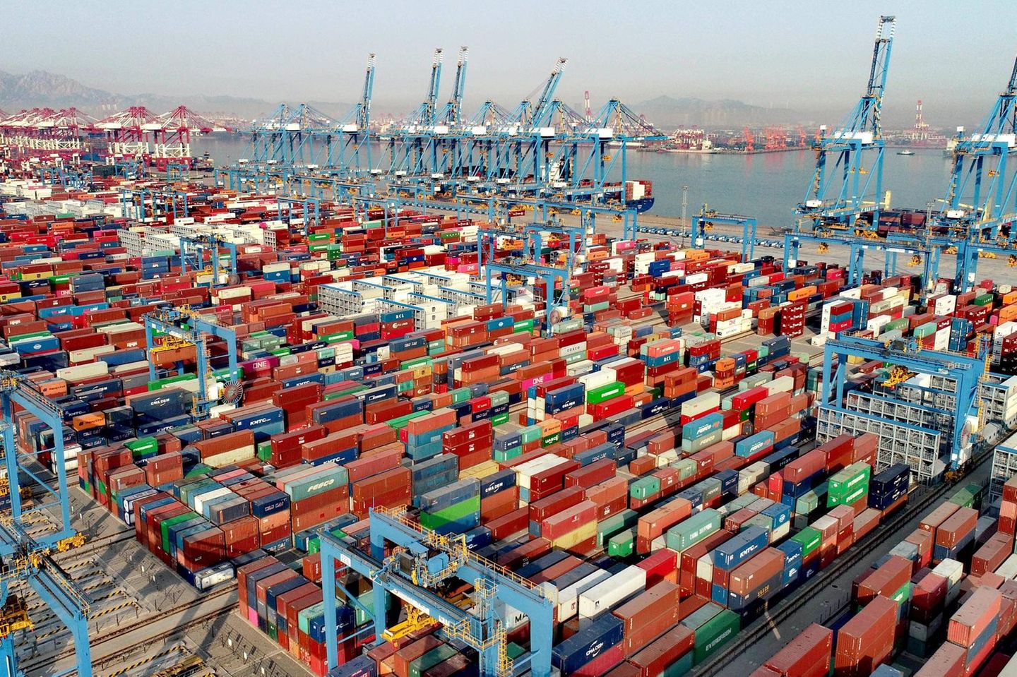Qingdao ist eine chinesische Hafenmetropole am Gelben Meer. In der ehemals deutschen Kolonialstadt wurde 1903 die Tsingtao-Brauerei gegründet. Die profitiert beim Export nach Übersee dank des Containerhafens von kurzen Transportwegen. Der Warenumschlag stieg laut der Statistik von 21,0 auf 22,0 Millionen Tonnen.