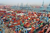 Qingdao ist eine chinesische Hafenmetropole am Gelben Meer. In der ehemals deutschen Kolonialstadt wurde 1903 die Tsingtao-Brauerei gegründet. Die profitiert beim Export nach Übersee dank des Containerhafens von kurzen Transportwegen. Der Warenumschlag stieg laut der Statistik von 21,0 auf 22,0 Millionen Tonnen.