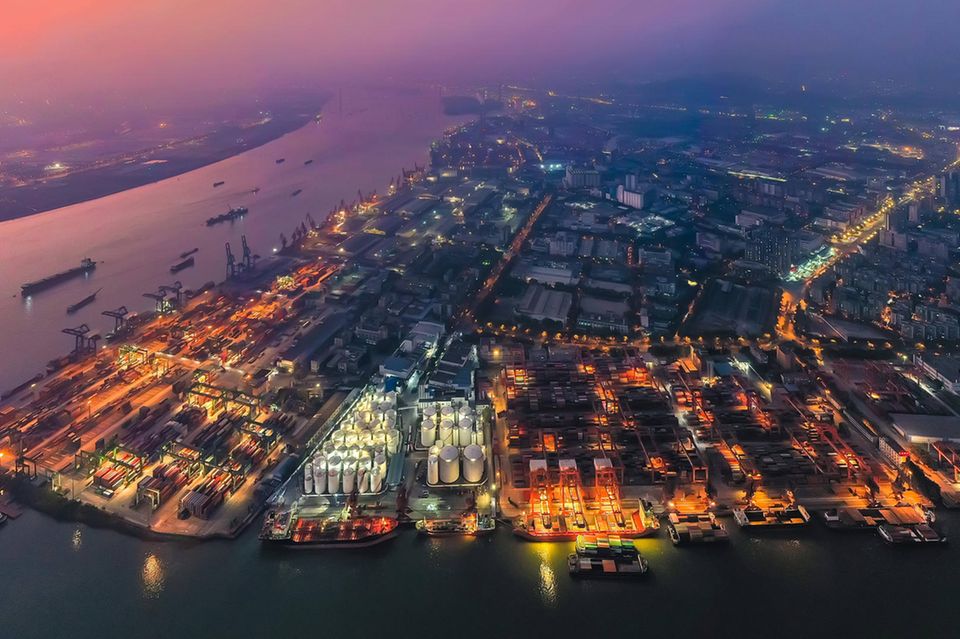 Die Hafenstadt Guangzhou liegt nordwestlich von Hongkong am Perlfluss und grenzt an die Wirtschaftsmetropole Shenzen. Auch hier nahm der Containergüterverkehr 2020 zu. Die Bilanz stieg leicht von 22,8 auf 23,2 Millionen Tonnen.