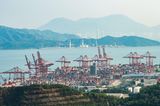 Shenzhen ist das wirtschaftliche Vorzeigeprojekt der kommunistischen Partei Chinas. Nirgendwo auf dem Festland liegt das Pro-Kopf-Einkommen höher als in dieser Sonderwirtschaftszone nördlich von Hongkong. Der Hafen kam in der Hamburger Statistik 2020 weltweit auf Platz vier. Das Umschlagvolumen lag demnach bei 26,6 Millionen Tonnen, 800.000 Tonnen mehr als 2019. Damit wurden in Shenzhen rund doppelt so viele Waren umgeschlagen wie in Antwerpen, der europäischen Nummer zwei.
