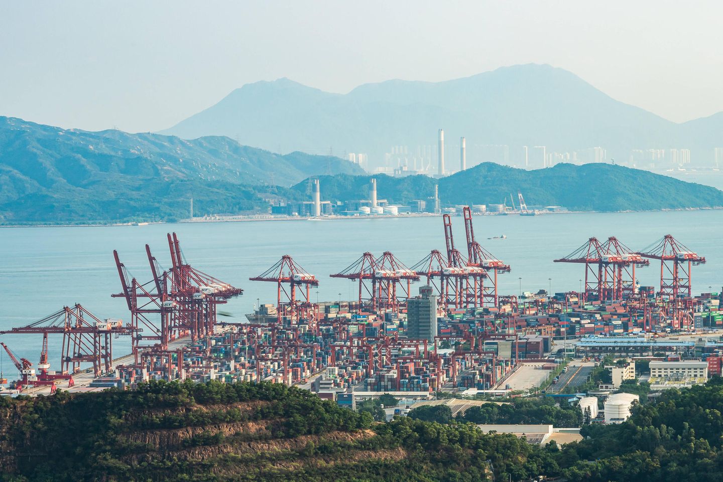 Shenzhen ist das wirtschaftliche Vorzeigeprojekt der kommunistischen Partei Chinas. Nirgendwo auf dem Festland liegt das Pro-Kopf-Einkommen höher als in dieser Sonderwirtschaftszone nördlich von Hongkong. Der Hafen kam in der Hamburger Statistik 2020 weltweit auf Platz vier. Das Umschlagvolumen lag demnach bei 26,6 Millionen Tonnen, 800.000 Tonnen mehr als 2019. Damit wurden in Shenzhen rund doppelt so viele Waren umgeschlagen wie in Antwerpen, der europäischen Nummer zwei.